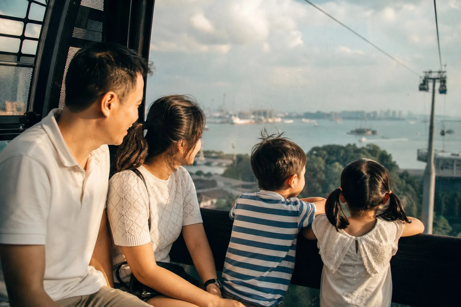一家人乘坐圣淘沙缆车俯瞰新加坡海港